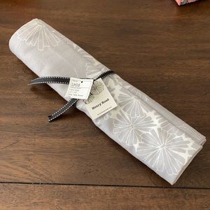 NWT Henry Road daisy table runner in gray, 14”x70”
